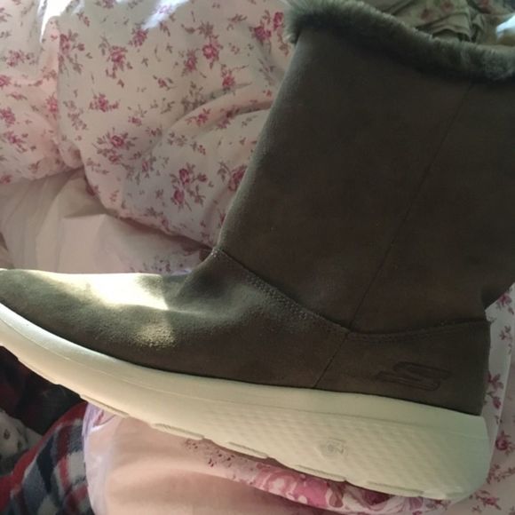 NWOT $75 Skechers | Gogowalk Suede Boots with Faux Fur Lining in Olive Green - Picture 3 of 9